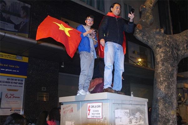 nhung hinh anh phan cam, bat chap tinh mang cua nguoi ham mo khi an mung u23 viet nam - 8