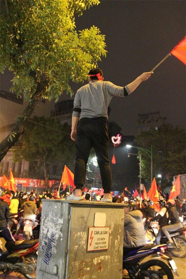 nhung hinh anh phan cam, bat chap tinh mang cua nguoi ham mo khi an mung u23 viet nam - 9