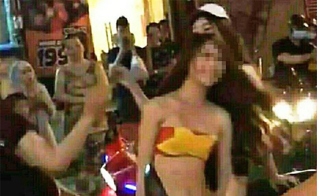 Quấn quốc kỳ như áo tắm đi “bão” có bị tội?