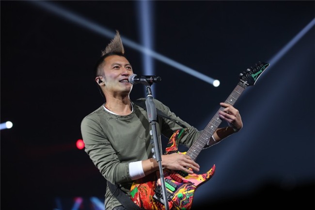 Lầy lội kiểu Tạ Đình Phong: Dùng bàn là ép tóc mào gà bắt chước hình ảnh 18 năm về trước - Ảnh 10.