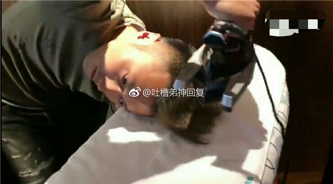 Lầy lội kiểu Tạ Đình Phong: Dùng bàn là ép tóc mào gà bắt chước hình ảnh 18 năm về trước - Ảnh 6.