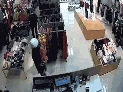 Clip gây bức xúc: Người đàn ông bế theo em bé vào shop quần áo rồi lấy trộm 2 chiếc iPhone chỉ trong 5 giây
