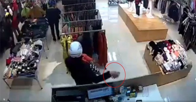Clip gây bức xúc: Người đàn ông bế theo em bé vào shop quần áo rồi lấy trộm 2 chiếc iPhone chỉ trong 5 giây