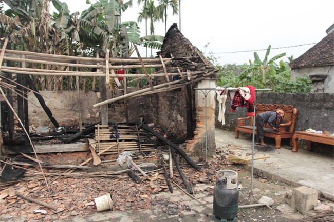 Vụ nghịch tử đốt nhà nghi thua cá độ: Vợ chồng tôi vừa xem xong trận U23 Việt Nam thì nghe hô hoán cháy nhà - Ảnh 1.
