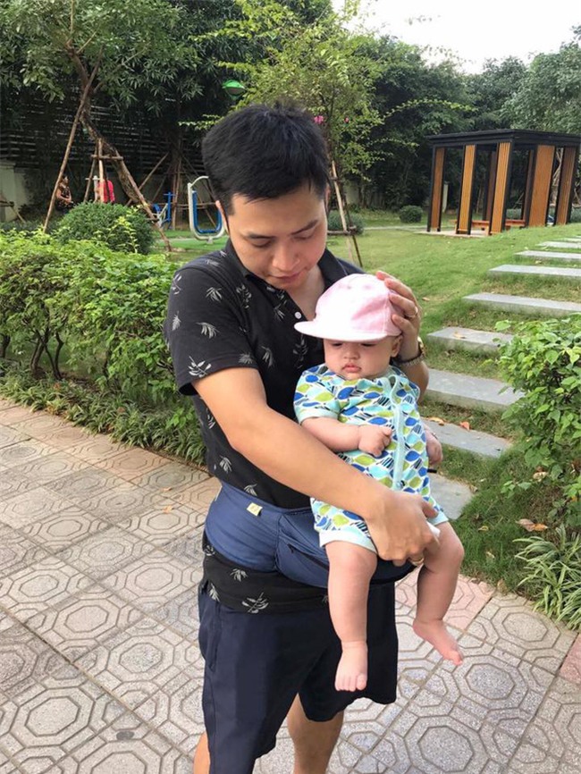 Đã tìm ra ông bố dễ thương trong clip "cắn chặt khăn cổ vũ U23 Việt Nam chiến thắng" vì sợ con thức - Ảnh 4.