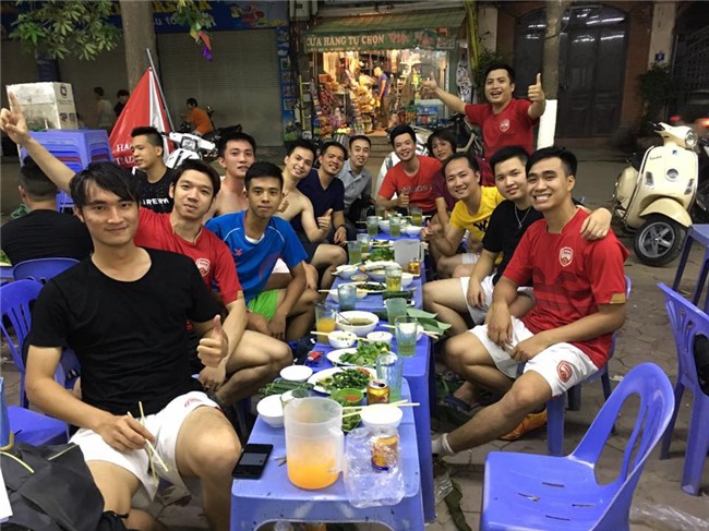 Đã tìm ra ông bố dễ thương trong clip cắn chặt khăn cổ vũ U23 Việt Nam chiến thắng vì sợ con thức - Ảnh 5.