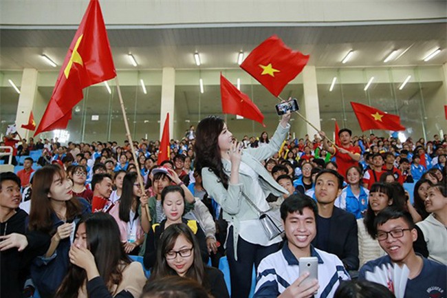 my nhan say dam cau thu viet: nguoi tai gioi, nguoi sac nuoc huong troi hinh anh 8