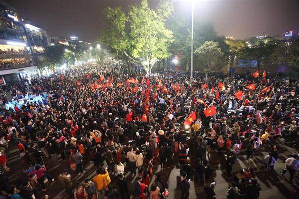 an mung viet nam chien thang, chong dap nat xoong noi, vo ra duong di “bao” ca dem - 1