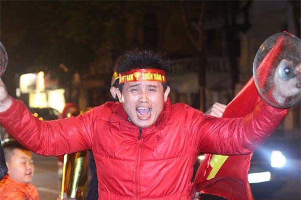 an mung viet nam chien thang, chong dap nat xoong noi, vo ra duong di “bao” ca dem - 2