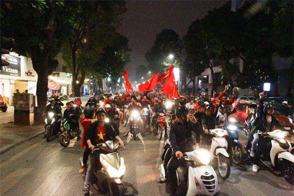 an mung viet nam chien thang, chong dap nat xoong noi, vo ra duong di “bao” ca dem - 3