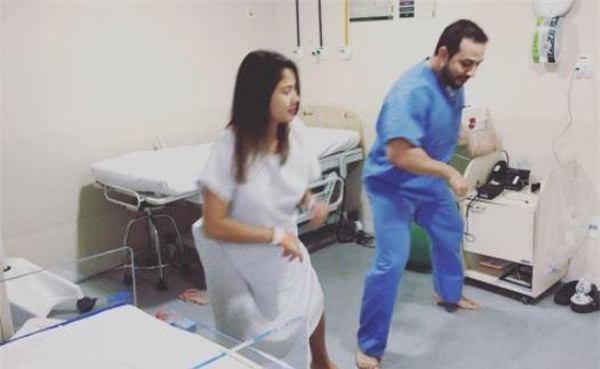 me bau thich thu vi duoc nam bac si dep trai, vui tinh ru "quay" truoc khi vao phong de - 2