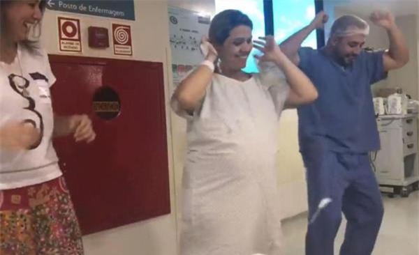 me bau thich thu vi duoc nam bac si dep trai, vui tinh ru "quay" truoc khi vao phong de - 3