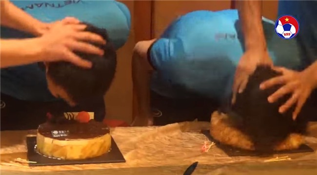 Công Phượng bị úp bánh kem vào mặt trong tiệc sinh nhật với U23 Việt Nam - Ảnh 3.