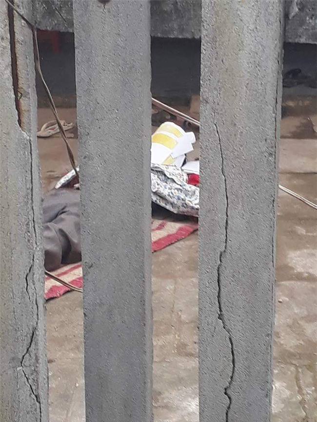 Quảng Ngãi: Giết cha bất thành, đối tượng nghi tâm thần bỗng dưng sang nhà chém chết hàng xóm - Ảnh 2.