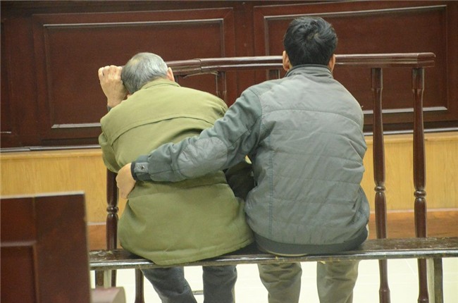 Xét xử phúc thẩm đối tượng 79 tuổi hiếp dâm bé gái 3 tuổi ở Hà Nội: Bị cáo Vĩnh liên tục kêu oan - Ảnh 2.