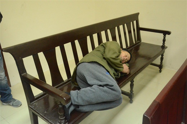 Xét xử phúc thẩm đối tượng 79 tuổi hiếp dâm bé gái 3 tuổi ở Hà Nội: Bị cáo Vĩnh liên tục kêu oan - Ảnh 4.