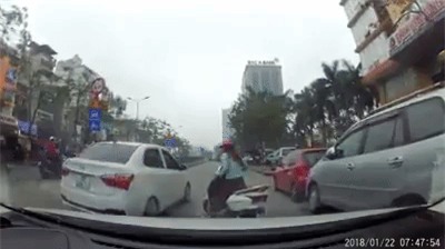 Clip: Cắt ngang sang đường nhưng không được, Ninja Lead loay hoay húc 3 phát vào hông ô tô rồi mới chịu đi - Ảnh 2.