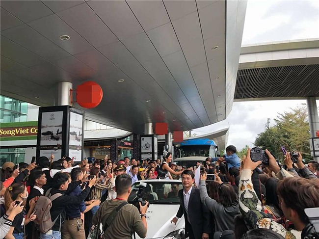 Bố mẹ và người dân Đăk Lăk diện trang phục truyền thống, nô nức đón Tân Hoa hậu HHen Niê trở về quê hương - Ảnh 1.