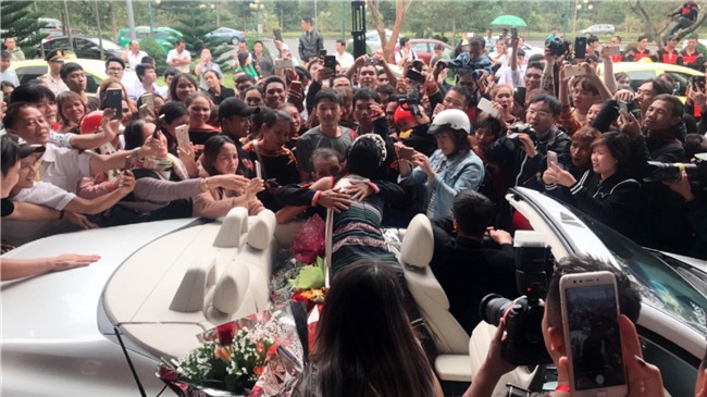 Bố mẹ và người dân Đăk Lăk diện trang phục truyền thống, nô nức đón Tân Hoa hậu HHen Niê trở về quê hương - Ảnh 2.