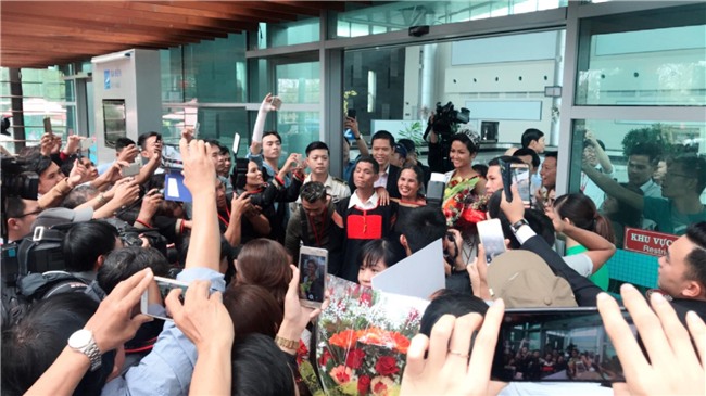 Bố mẹ và người dân Đăk Lăk diện trang phục truyền thống, nô nức đón Tân Hoa hậu HHen Niê trở về quê hương - Ảnh 3.