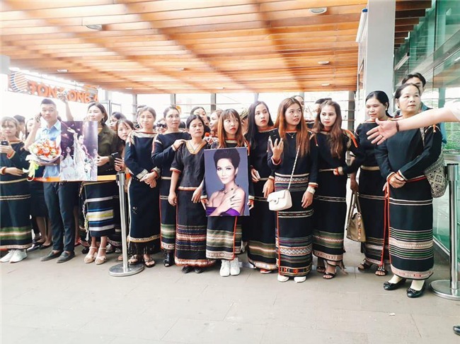 Bố mẹ và người dân Đăk Lăk diện trang phục truyền thống, nô nức đón Tân Hoa hậu HHen Niê trở về quê hương - Ảnh 6.