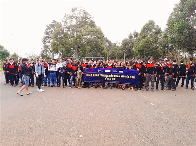 Bố mẹ và người dân Đăk Lăk diện trang phục truyền thống, nô nức đón Tân Hoa hậu HHen Niê trở về quê hương - Ảnh 7.