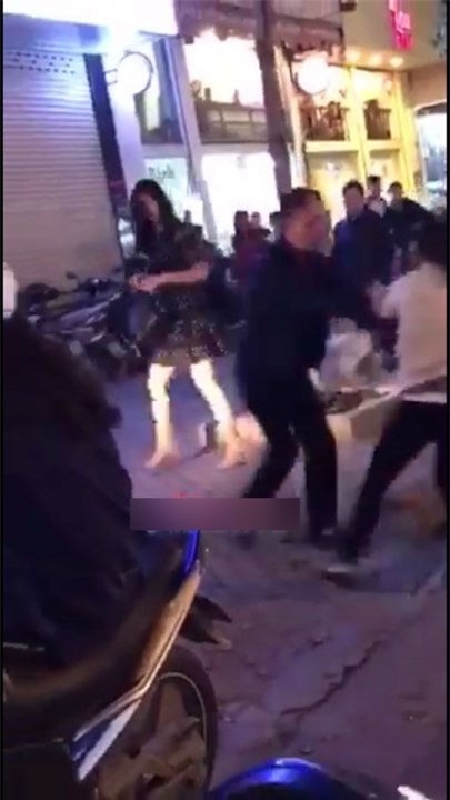 Hà Nội: Bắt quả tang chồng đi với bồ trên ô tô, vợ đi xe máy cũ kĩ đến đánh ghen ngay trên phố - Ảnh 2.