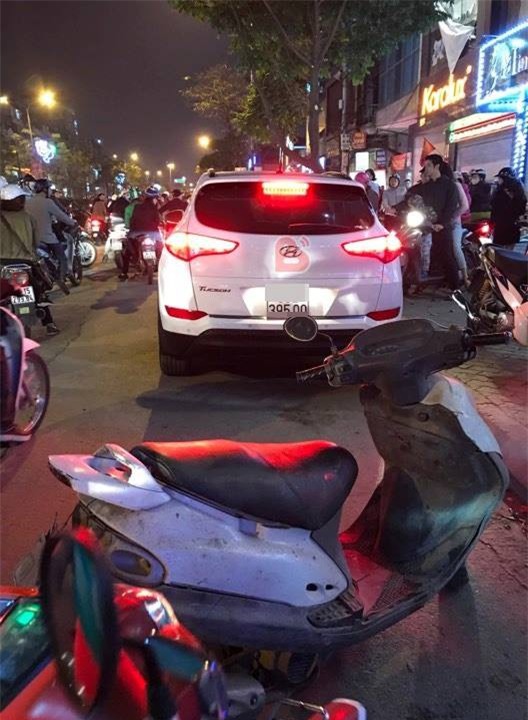 Hà Nội: Bắt quả tang chồng đi với bồ trên ô tô, vợ đi xe máy cũ kĩ đến đánh ghen ngay trên phố - Ảnh 3.