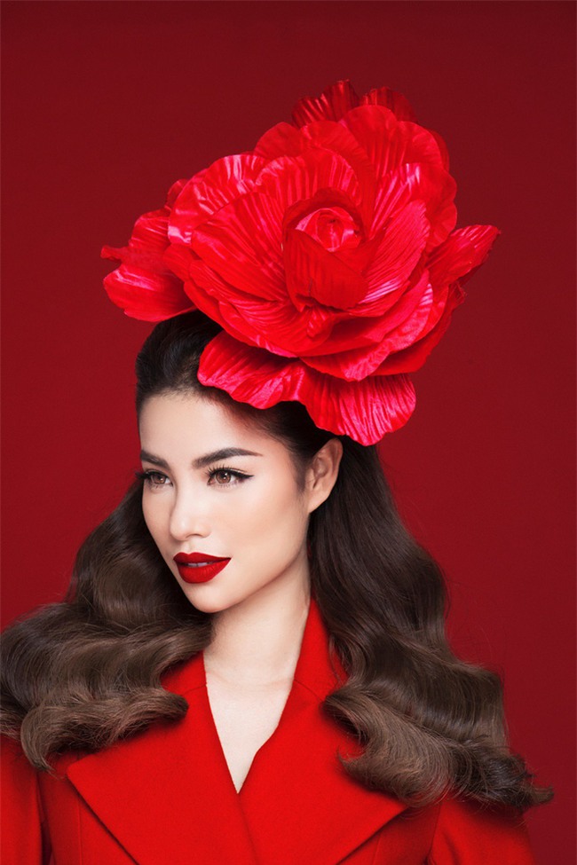 Diện váy đỏ nổi bần bật, Phạm Hương đầy gợi cảm và quyến rũ hơn bao giờ hết - Ảnh 3.