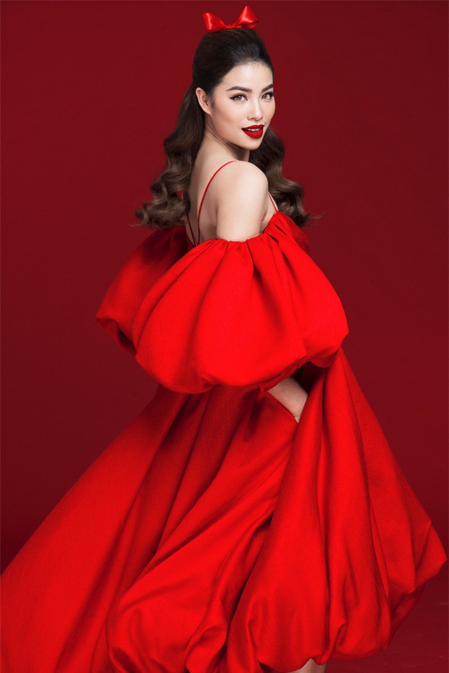 Diện váy đỏ nổi bần bật, Phạm Hương đầy gợi cảm và quyến rũ hơn bao giờ hết - Ảnh 4.