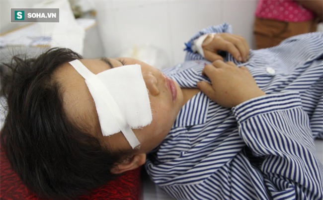 Mẹ đau xót kể lại lúc rút dao nhọn khỏi mắt con 10 tuổi - Ảnh 1.