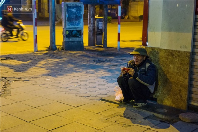 Cụ ông vá xe ở Bờ Hồ theo dõi U23 VN qua radio: Tôi không biết mặt cầu thủ nào, nghe tin chiến thắng là vui lắm rồi! - Ảnh 2.