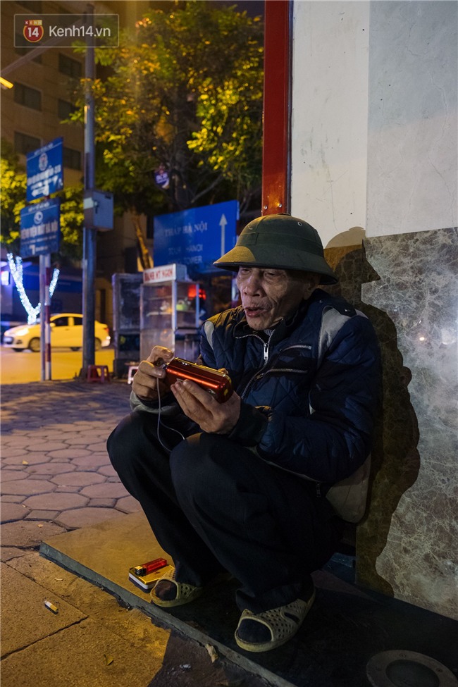 Cụ ông vá xe ở Bờ Hồ theo dõi U23 VN qua radio: Tôi không biết mặt cầu thủ nào, nghe tin chiến thắng là vui lắm rồi! - Ảnh 3.