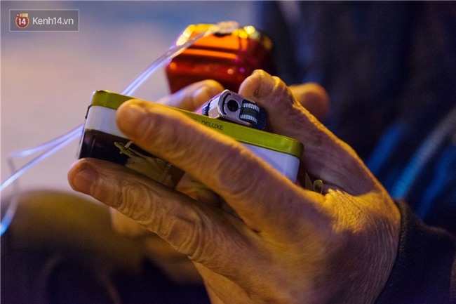 Cụ ông vá xe ở Bờ Hồ theo dõi U23 VN qua radio: Tôi không biết mặt cầu thủ nào, nghe tin chiến thắng là vui lắm rồi! - Ảnh 4.