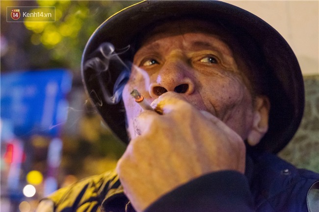 Cụ ông vá xe ở Bờ Hồ theo dõi U23 VN qua radio: Tôi không biết mặt cầu thủ nào, nghe tin chiến thắng là vui lắm rồi! - Ảnh 5.