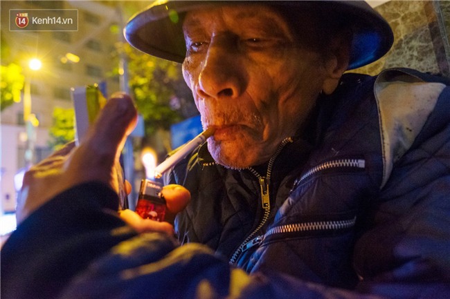 Cụ ông vá xe ở Bờ Hồ theo dõi U23 VN qua radio: Tôi không biết mặt cầu thủ nào, nghe tin chiến thắng là vui lắm rồi! - Ảnh 6.