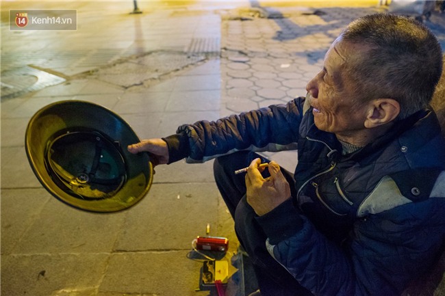 Cụ ông vá xe ở Bờ Hồ theo dõi U23 VN qua radio: Tôi không biết mặt cầu thủ nào, nghe tin chiến thắng là vui lắm rồi! - Ảnh 7.