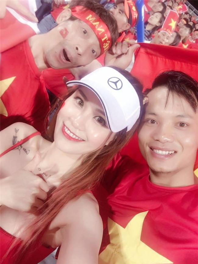 1001 cach mac sexy cua chi em khi co vu tuyen bong da viet nam hinh anh 3