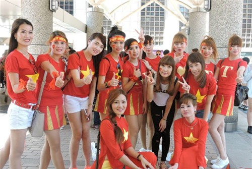 1001 cach mac sexy cua chi em khi co vu tuyen bong da viet nam hinh anh 6