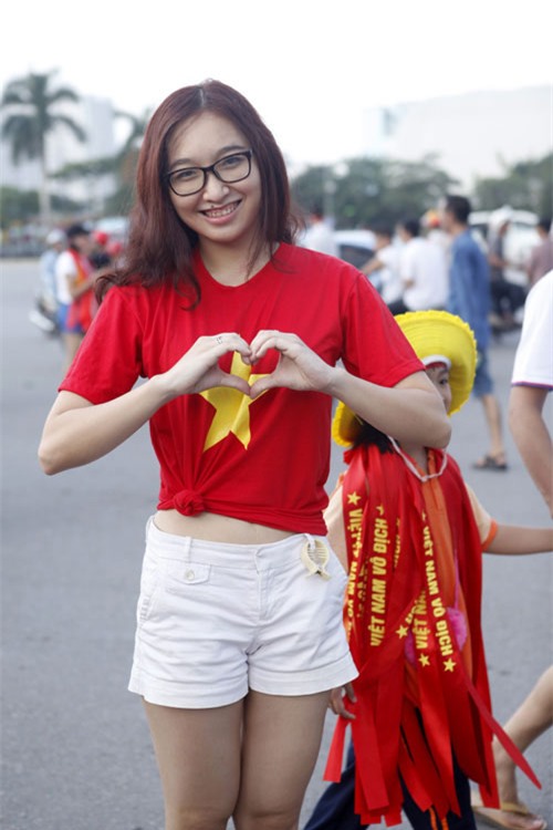 1001 cach mac sexy cua chi em khi co vu tuyen bong da viet nam hinh anh 7