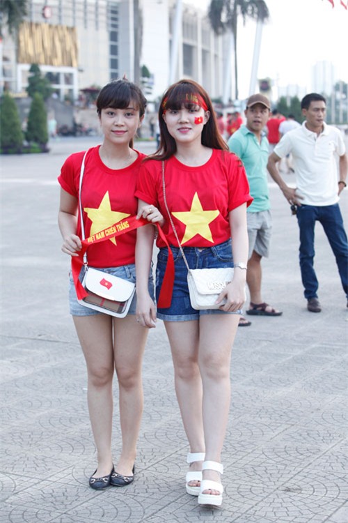 1001 cach mac sexy cua chi em khi co vu tuyen bong da viet nam hinh anh 9