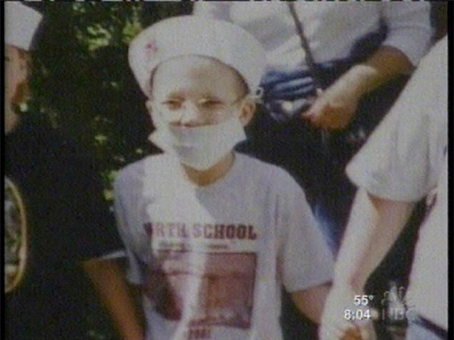 Con gái mới 7 tuổi, bà mẹ bắt cạo đầu giả ung thư để thực hiện âm mưu lừa đảo khủng khiếp - Ảnh 1.