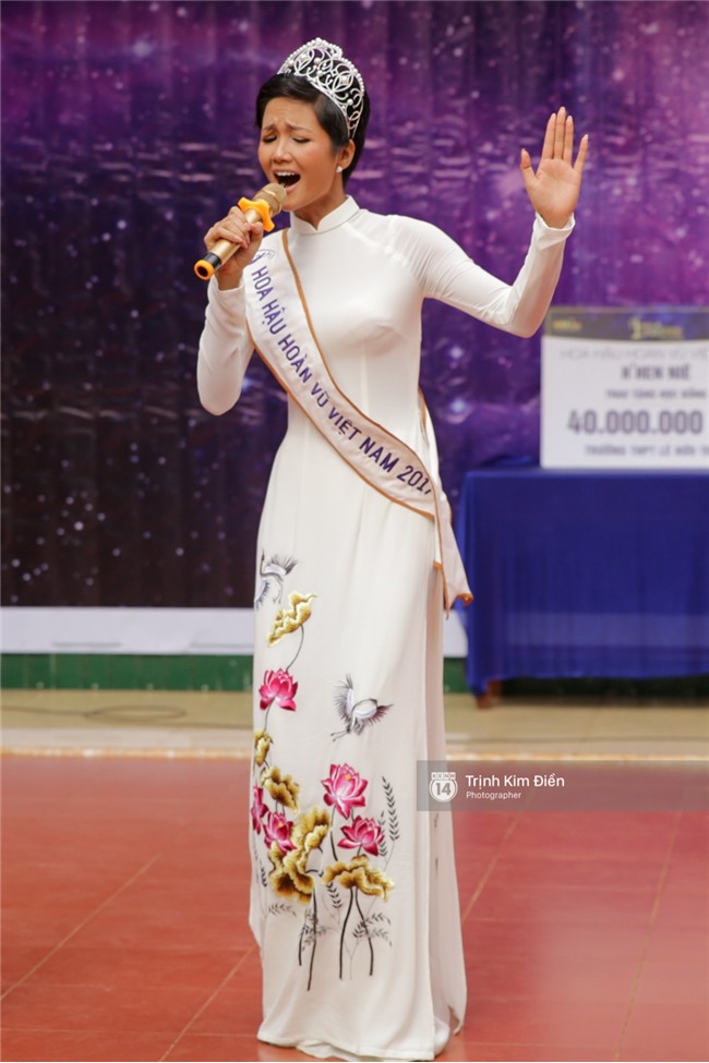 HHen Niê về trường, lên sân khấu nhún nhảy theo tiết mục cây nhà lá vườn của các thầy cô cực đáng yêu - Ảnh 4.