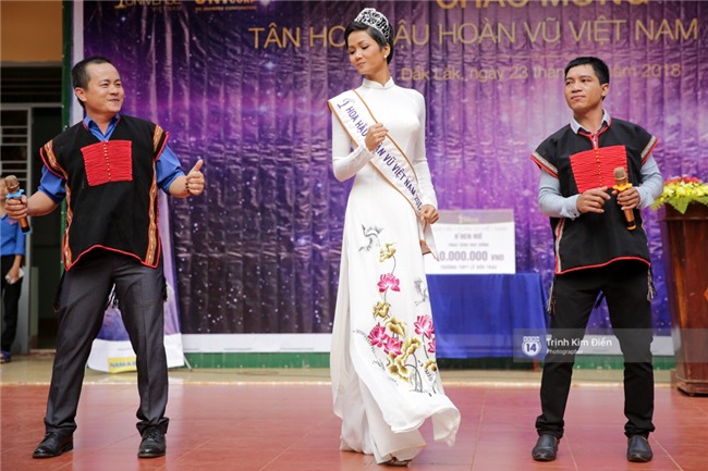 HHen Niê về trường, lên sân khấu nhún nhảy theo tiết mục cây nhà lá vườn của các thầy cô cực đáng yêu - Ảnh 6.