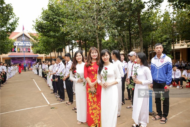 HHen Niê về trường, lên sân khấu nhún nhảy theo tiết mục cây nhà lá vườn của các thầy cô cực đáng yêu - Ảnh 9.