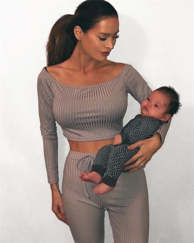 Bế con 9 tuần tuổi tập gym hùng hục, “bà mẹ 6 múi” lại một lần nữa làm dấy lên những ý kiến trái chiều - Ảnh 4.