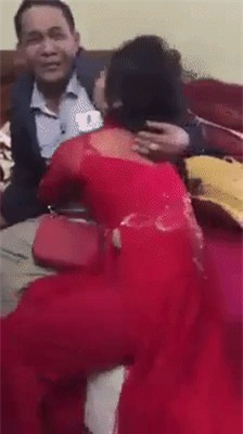 Clip: Ngày cưới, cô dâu khóc nức nở đến nỗi bố đành phải dỗ dành Cho ngủ thêm ở nhà tối nữa... - Ảnh 2.