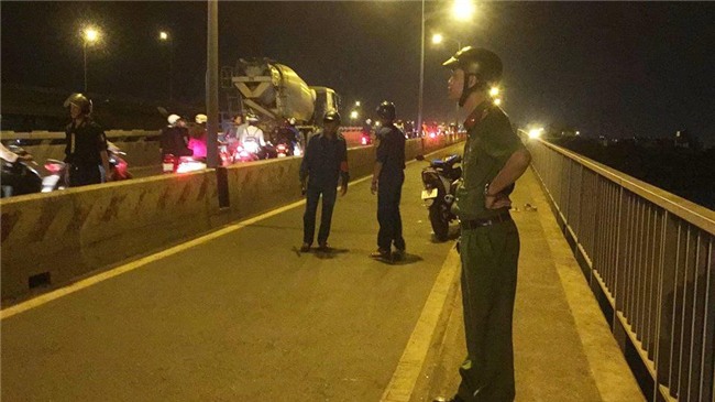 2 co gai tre de lai dep, nhay xuong song tu tu truoc su ngo ngang cua nguoi di duong - 2