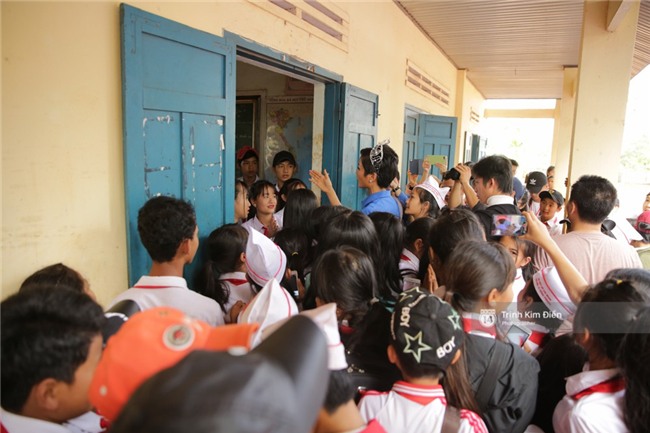 HHen Niê xúc động đến bật khóc, nhắc đến Sơn Tùng M-TP bằng tiếng Ê Đê khi về thăm trường cũ - Ảnh 12.