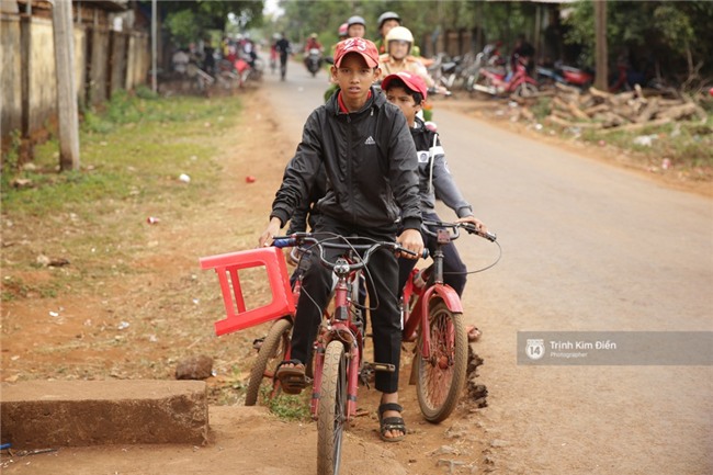 HHen Niê xúc động đến bật khóc, nhắc đến Sơn Tùng M-TP bằng tiếng Ê Đê khi về thăm trường cũ - Ảnh 16.